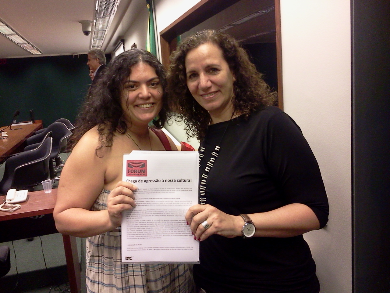 Sheila Campos do Fórum de Cultura do DF entrega carta a presidente da Comissão - deputada Jandira Feghali - PCdoB/RJ
