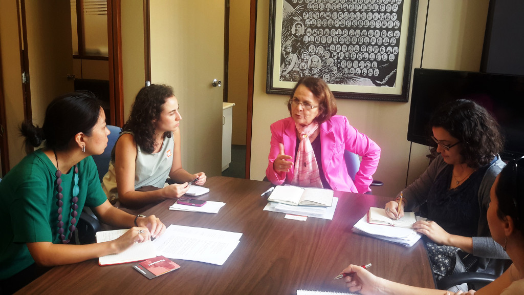 Ao centro, a presidente da Comissão, deputada Jô Moraes, conversa com as representantes da ONG Conectas.