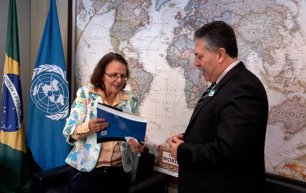 O embaixador da Tunísia, Sabri Bachtobji, reuniu-se com a presidente da Comissão de Relações Exteriores e de Defesa Nacional, deputada Jô Moraes, para avaliar a reinstalação do Grupo de Amizade Brasil-Tunísia.