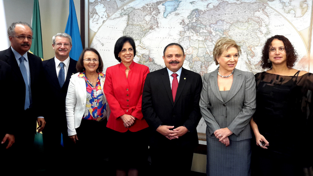 Embaixadora Marielena Ruiz Capote (centro), Jô Moraes (direita) e demais parlamentares do grupo de amizade Brasil-Cuba.