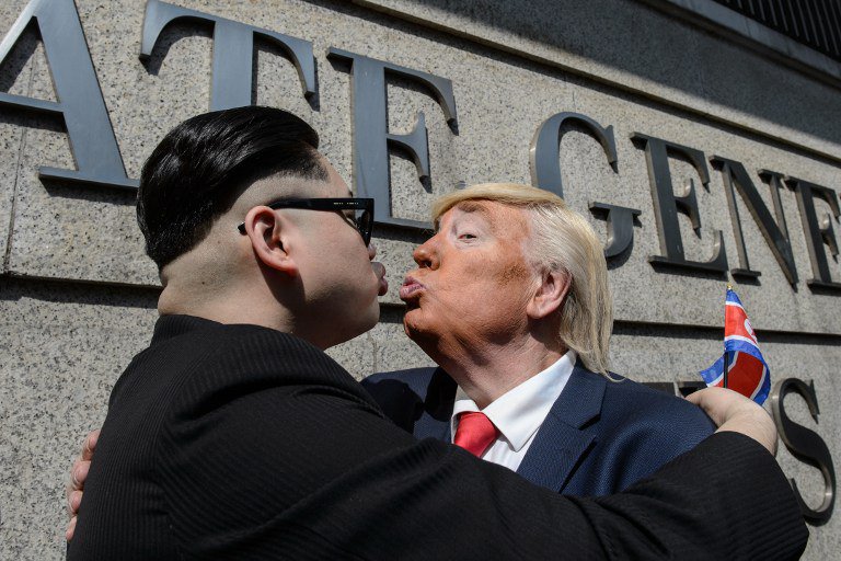 Atores trumpkimjongun beijando