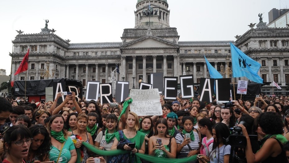 Mujeres Frente al Parlamento argentino defenden el derecho al aborto legal foto: Clarin por Rolando Andrade