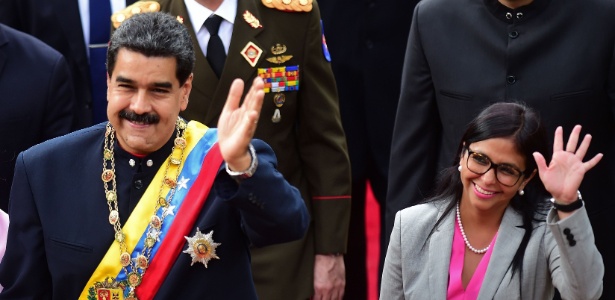 Presidente Nicolás Maduro chega ao congresso da Venezuela com Delcy Rodríguez