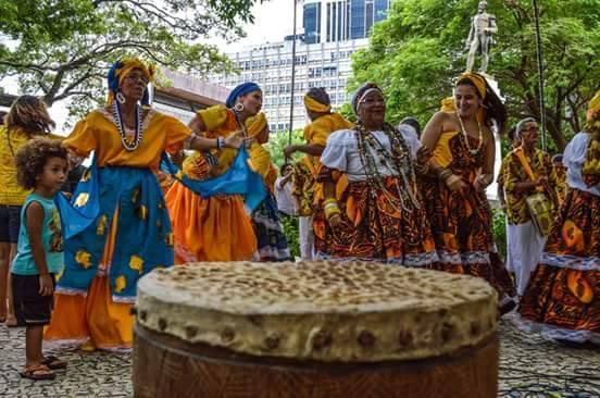 Rosângela e zaki no maracatu