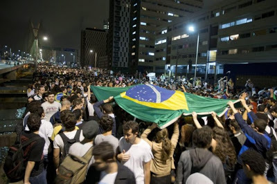 Brasil protestas bandera display