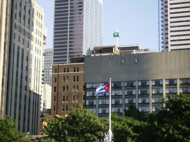 La bandera cubana flotando en la plaza de nathan phillips display