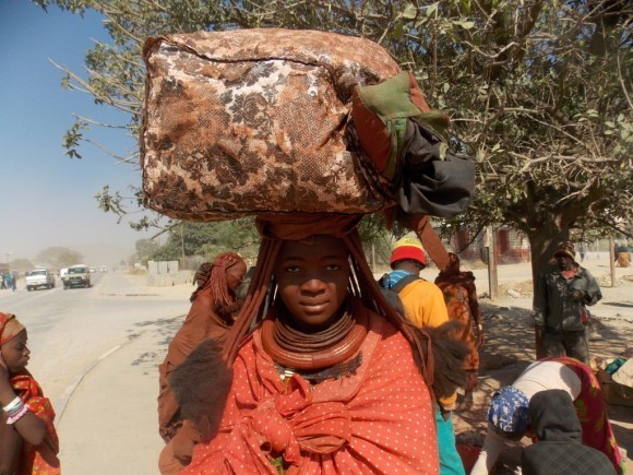 Comerciante himba en namibia. foto josé zayas 580x435 display