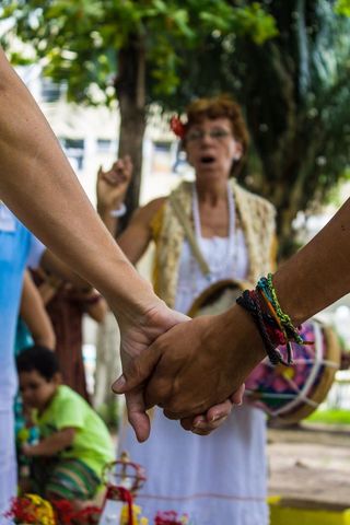 Conduzindo a dança na praça display